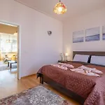 Aristocratic Place, Location *