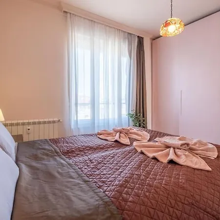 Aristocratic Place, Location *