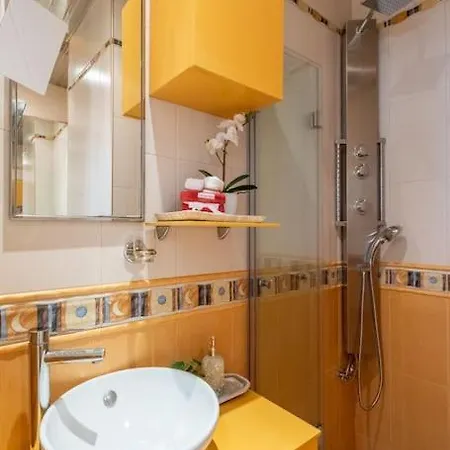 Aristocratic Place, Location