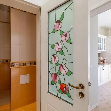 Aristocratic Place, Location Apartment