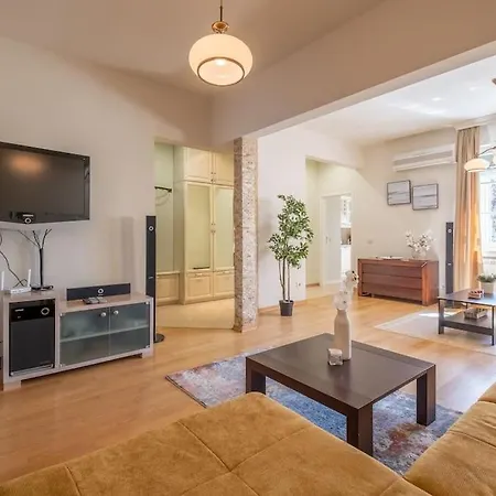 Aristocratic Place, Location Apartament *