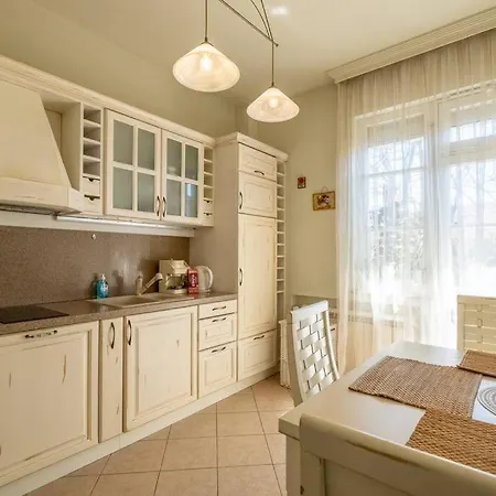 Aristocratic Place, Location Apartament *