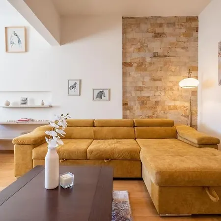 Aristocratic Place, Location