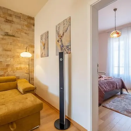 Apartmán Aristocratic Place, Location *