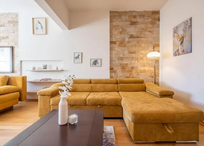 Aristocratic Place, Location