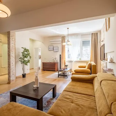 公寓 Aristocratic Place, Location *